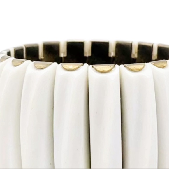 Vintage Léru White Lucite Expandable Bracelet Cuff - Picture 4 of 8